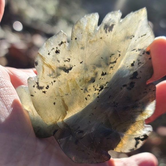 Laboradite handcarved crystal leaf 🍃 - Picture 7 of 8